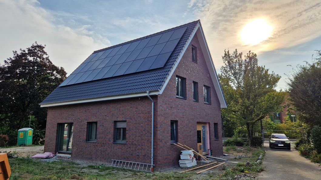PV-Anlage auf dem Dach eines Neubaus